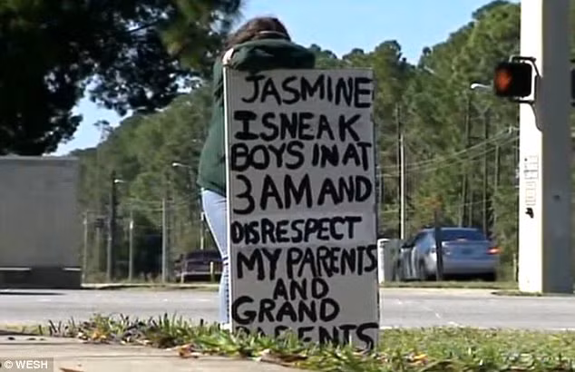 Bố mẹ của Jasmine đã bắt cô bé đứng ngoài đường trên tay cầm tấm biển viết dòng chữ: “Tôi đã lén gặp bạn trai lúc 3 giờ sáng và không tôn trọng bố mẹ, ông bà của tôi”. Bố Jasmine cho rằng ông làm việc này chỉ vì tình yêu với con gái, thậm chí ông đã nghỉ việc một ngày chỉ để làm việc này.