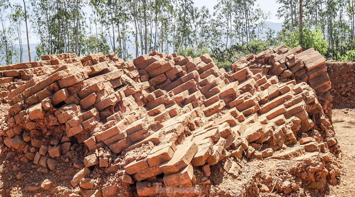 Theo TS. Phạm Văn Triệu - Viện khảo cổ học Việt Nam, phế tích tháp Đại Hữu được xây dựng trên đỉnh núi với bề mặt là đá. Trước khi xây dựng tháp người Chăm đã đục những tảng đá để tạo mặt bằng nhất định. Tiếp theo người thợ phủ một lớp đất mỏng đầm nện chặt, lớp này có tác dụng ổn định phần móng và mặt bằng, rồi tiến hành xây gạch và đá lên.