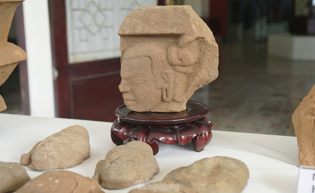 Quá trình khai quật đã tìm thấy 156 hiện vật bằng đá với nhiều loại hình và kích thước khác nhau. Ngoài ra, quá trình khai quật còn phát hiện được 522 hiện vật chất liệu đất nung (chưa tính hiện vật gạch).