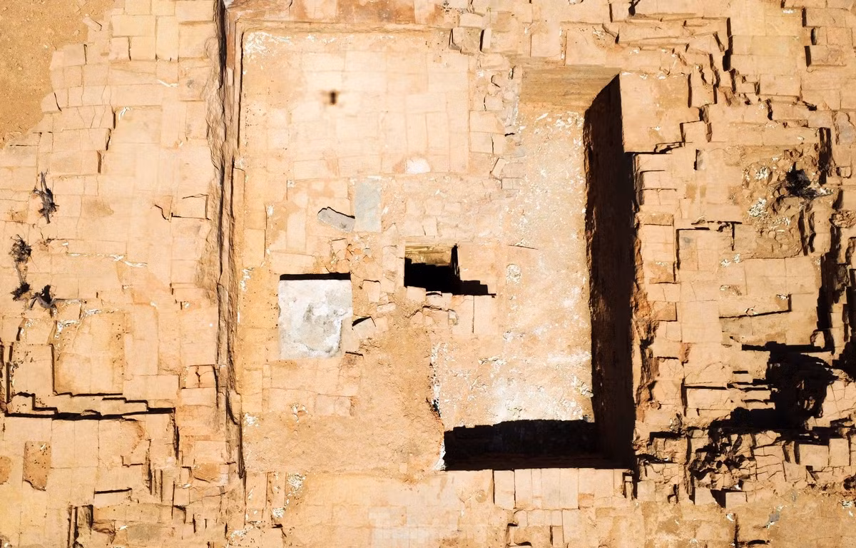 Chính giữa lòng tháp là hố thiêng, đây là kiến trúc trung tâm của ngôi tháp, nằm dưới nền gạch kiến trúc tháp.