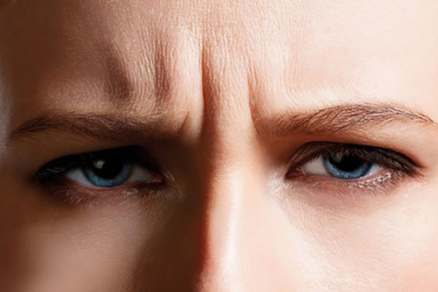  Tuy nhiên, nếp gấp mũi má cũng tượng trưng cho sự nghiệp. Những người có độ dài hai bên nếp mũi má khác nhau sẽ gặp nhiều thăng trầm trong sự nghiệp và không suôn sẻ; những người có nếp gấp mũi dài hơn sẽ gặp nhiều may mắn trong sự nghiệp và ngược lại.