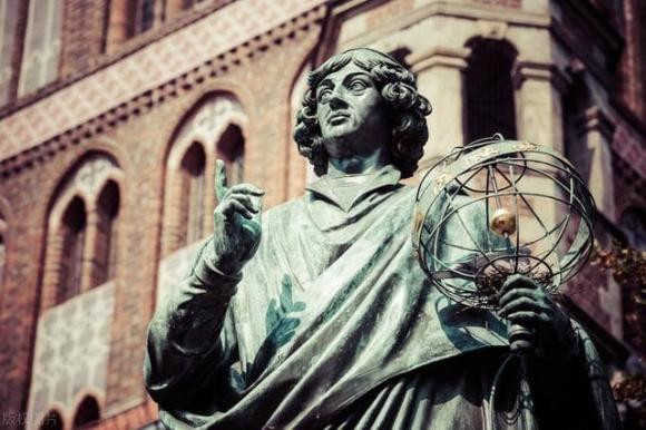 Theo Copernicus vũ trụ và thế giới thực chất không có cái gọi là điểm trung tâm, và vũ trụ là đồng nhất, dựa trên nguyên lý này, Einstein đã suy ra phương trình trường vũ trụ, phương trình này mô tả đầy đủ trạng thái của toàn bộ vũ trụ.