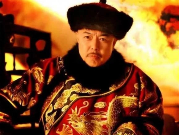 Theo quan điểm lịch sử, trong thời kỳ phong kiến, hoàng đế có quyền lực tối cao, có thể phán quyết chuyện sinh tử của người khác. Diện mạo của hoàng đế cũng là bí mật, ngoại trừ các họa sĩ hoàng cung được vẽ tranh cho hoàng đế vào những dịp cụ thể, không ai khác có tư cách này.