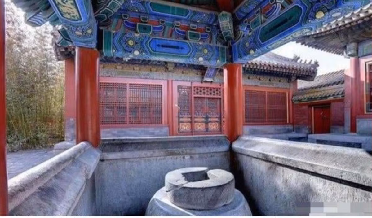 Sử sách ghi lại, mặc dù số lượng giếng nhiều như vậy nhưng đáng ngạc nhiên là cuối triều Thanh, nước uống phải chuyển từ ngoài vào. Thậm chí, ngay cả nước để tưới cây, chữa cháy cũng được lấy từ bên ngoài. Ảnh CNRP