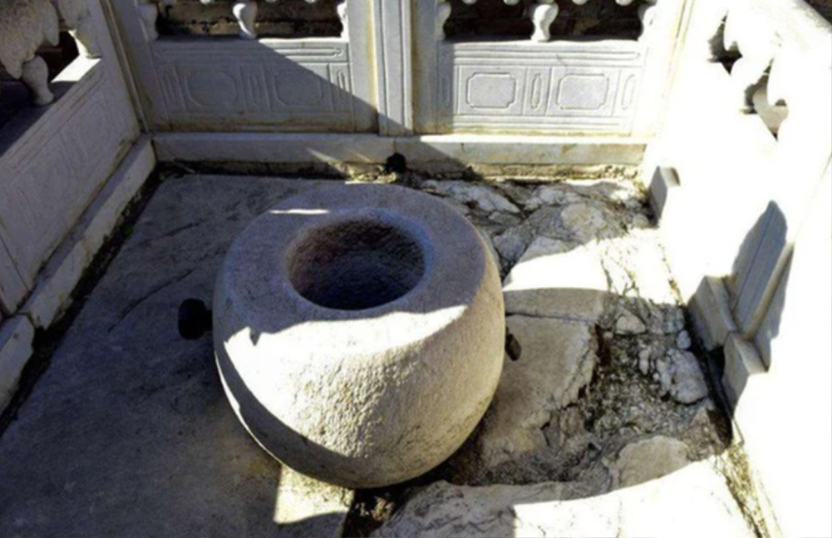 Ba là ngọc ngà châu báu đối với vua và các hoàng thân quốc thích thì nó chỉ như món đồ chơi. Có những thứ họ thích, có thứ họ chẳng thèm đoái hoài nên chính họ sẽ ra lệnh ném xuống giếng như một cách tiêu hủy vật vô dụng. Ảnh CNRP