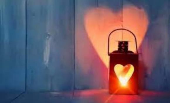 Những người dễ nổi nóng, thường xuyên trợn mắt giận dữ, khuôn mặt như bị lửa giận đốt cháy, lâu ngày sẽ hình thành tướng hung dữ. Ngược lại, những người có lòng tốt, lạc quan yêu đời, khuôn mặt tự nhiên ôn hòa hiền hậu, như nắng xuân ấm áp, sưởi ấm lòng người. 