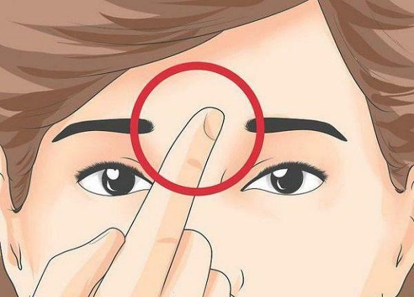  Ấn đường rộng, bằng phẳng, nhẵn nhụi: Trong nhân tướng học, ấn đường là vị trí nằm giữa hai lông mày. Nhìn vào ấn đường người ta có thể đoán được tính cách cũng như dự đoán tài vận của người đó.