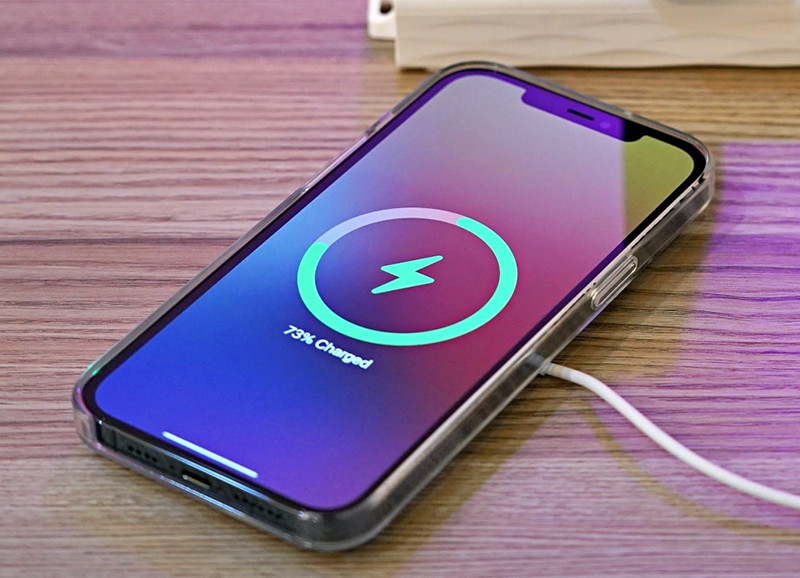  Bởi vì pin sẽ nóng lên khi điện thoại đang sạc và nếu bạn nghịch điện thoại cùng lúc sẽ khiến điện thoại nóng lên nghiêm trọng hơn, từ đó đẩy nhanh quá trình lão hóa của pin. Ảnh THPL