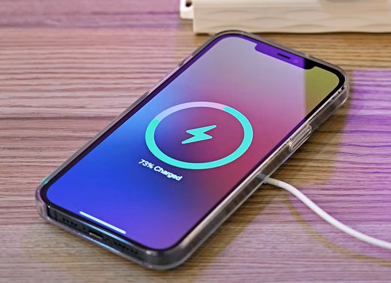  Bởi vì pin sẽ nóng lên khi điện thoại đang sạc và nếu bạn nghịch điện thoại cùng lúc sẽ khiến điện thoại nóng lên nghiêm trọng hơn, từ đó đẩy nhanh quá trình lão hóa của pin. Ảnh THPL