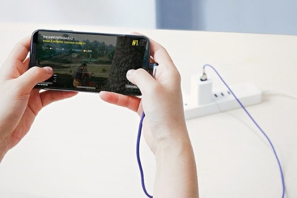  Chơi điện thoại di động trong khi sạc: Những thói quen này có thể có tác động đến tuổi thọ pin. 