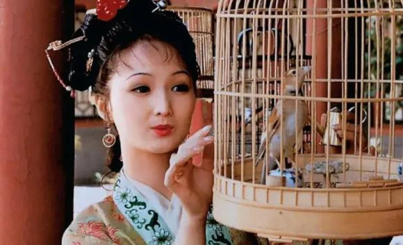 br/> Vị trí thứ mười: Bình Nhi. Là nàng hầu thân cận nhất của Vương Hy Phượng đem từ bên Vương phủ sang và được gả luôn làm nàng hầu cho Giả Liễn - chồng Hy Phượng. Ngoài vẻ ngoài xinh đẹp, sự "xinh đẹp" của Bình Nhi còn thể hiện ở tính cách và sự quyến rũ bên trong. Nàng thông minh, có năng lực và tháo vát. Bình Nhi là cánh tay phải đắc lực của Phượng Thư và rất được tin tưởng nên trong phủ Bình Nhi cũng có một vị trí đáng nể. Ảnh chụp từ phim