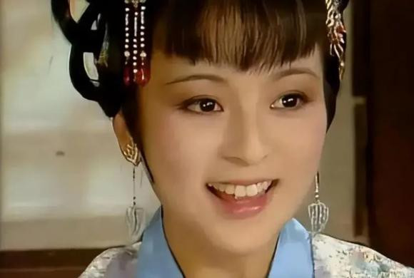 br/> Vị trí thứ tám: Giả Thám Xuân. Trong số những cô gái của Hồng Lâu Mộng, Giả Thám Xuân là cô gái có cá tính cứng cỏi nhất trong mười hai thoa, song vẫn giữ được khí chất cao đẹp của một vị thiên kim tiểu thư. Nàng toát lên vẻ đẹp khiến chính Lâm Đại Ngọc cũng phải ấn tượng sâu sắc. Vóc dáng của nàng dong dỏng cao, tròn trịa. Đôi mắt sắc ánh lên nét thông minh, lông mày dài tựa lá liễu trước gió. Đặc biệt, Thám Xuân có mắt thẩm mỹ rất tinh tường. Ảnh chụp từ phim