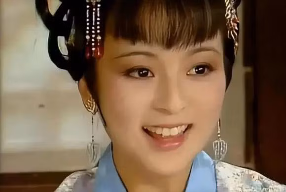 br/> Vị trí thứ tám: Giả Thám Xuân. Trong số những cô gái của Hồng Lâu Mộng, Giả Thám Xuân là cô gái có cá tính cứng cỏi nhất trong mười hai thoa, song vẫn giữ được khí chất cao đẹp của một vị thiên kim tiểu thư. Nàng toát lên vẻ đẹp khiến chính Lâm Đại Ngọc cũng phải ấn tượng sâu sắc. Vóc dáng của nàng dong dỏng cao, tròn trịa. Đôi mắt sắc ánh lên nét thông minh, lông mày dài tựa lá liễu trước gió. Đặc biệt, Thám Xuân có mắt thẩm mỹ rất tinh tường. Ảnh chụp từ phim