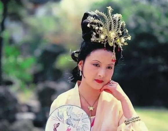 br/> Vị trí thứ bảy: Vương Hy Phượng. Nàng vốn là tiểu thư Vương phủ, có đôi mắt to, lông mày lá liễu, khuôn mặt hồng hào. Nàng có dáng vẻ yểu điệu, thướt tha khiến trái tim bao nam giới "loạn nhịp". Đáng tiếc là Vương Hy Phượng đoản mệnh, qua đời khi 30 tuổi. Ảnh chụp từ phim