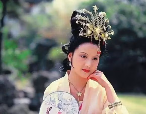 br/> Vị trí thứ bảy: Vương Hy Phượng. Nàng vốn là tiểu thư Vương phủ, có đôi mắt to, lông mày lá liễu, khuôn mặt hồng hào. Nàng có dáng vẻ yểu điệu, thướt tha khiến trái tim bao nam giới "loạn nhịp". Đáng tiếc là Vương Hy Phượng đoản mệnh, qua đời khi 30 tuổi. Ảnh chụp từ phim