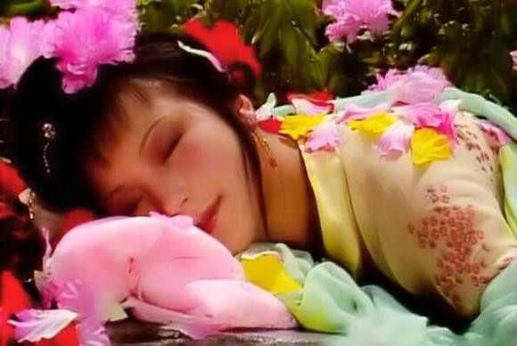 br/> Vị trí thứ chín: Sử Tương Vân. Là tiểu thư con nhà khuê các họ Sử. Ngoại hình của Sử Tương Vân được mô tả là "eo ong, lưng vượn và sức mạnh của sếu, giống như một con bọ ngựa". Mô tả này không chỉ làm nổi bật sự mảnh mai và thẳng thắn của dáng người mà còn ám chỉ tính cách tự do và phóng khoáng của cô. Tuy ngoại hình không phải là nổi bật nhất nhưng cô lại có nét quyến rũ riêng, đặc biệt là đôi mắt thông minh dường như có thể nhìn thấu lòng người, tràn đầy trí tuệ và sức sống. Ảnh chụp từ phim