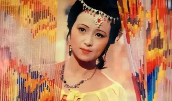 br/> Vị trí thứ hai: Tần Khả Khanh. Là cháu dâu cả của Ninh quốc phủ, con dâu của Giả Trân và Vưu Thị, vợ của Giả Dung và cũng là con gái của Tần Nghiệp, chị gái của Tần Chung. Cô được miêu tả là có vẻ đẹp phong lưu, đa tình. Loại vẻ đẹp này mềm mại, không hung hãn, khiến người ta cảm thấy yêu thích. Ảnh chụp từ phim