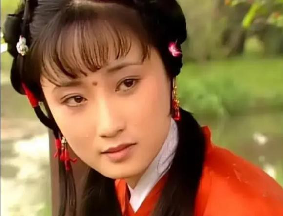 br/> Vị trí thứ tư: Hương Lăng. Xinh đẹp, ôn nhu nhưng đường tình duyên lại lận đận. Vì thấy cô xinh đẹp mà Tiết Bàn thường hành hạ cô. Sau khi Kim Quế chết, Hương Lăng được lên làm chính thất nhà họ Tiết. Dù đã trải qua những thay đổi trong cuộc đời nhưng vẻ đẹp của cô vẫn không hề thay đổi, tỏa ra hương thơm nhẹ nhàng đúng như tên gọi của mình. Ảnh chụp từ phim