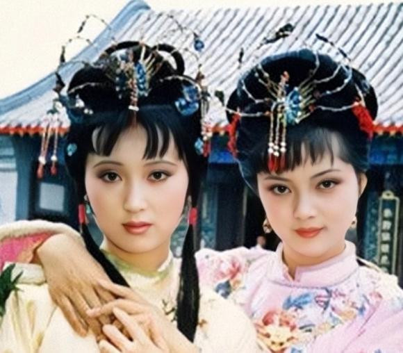 br/> Vị trí thứ ba: Lâm Đại Ngọc và Tiết Bảo Thoa. Lâm Đại Ngọc mang nét đẹp đa sầu, đa cảm, mỏng manh và yếu đuối. Đây là nhan sắc mỹ miều, vừa mong manh như sương khói, vừa e lệ như trăng rằm, phảng phất nét u buồn diễm lệ của hoa và nét thơ ngây, trong sáng của giọt sương mai ủ mình trong kẽ lá. Ảnh chụp từ phim