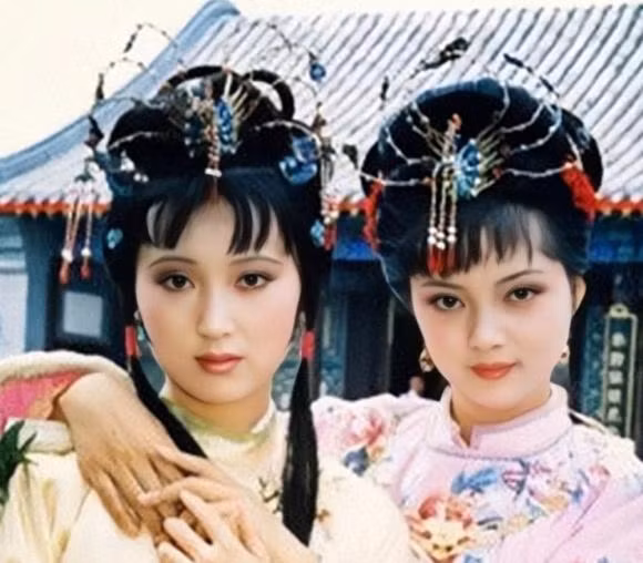 br/> Vị trí thứ ba: Lâm Đại Ngọc và Tiết Bảo Thoa. Lâm Đại Ngọc mang nét đẹp đa sầu, đa cảm, mỏng manh và yếu đuối. Đây là nhan sắc mỹ miều, vừa mong manh như sương khói, vừa e lệ như trăng rằm, phảng phất nét u buồn diễm lệ của hoa và nét thơ ngây, trong sáng của giọt sương mai ủ mình trong kẽ lá. Ảnh chụp từ phim