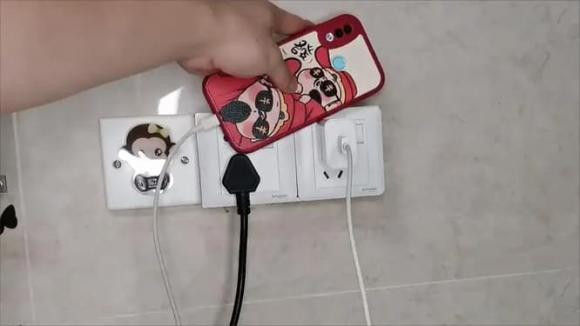 Sạc lâu: Mặc dù điện thoại di động hiện nay có chức năng bảo vệ chống sạc quá mức nhưng việc sạc lâu dài vẫn có thể gây ra sự thay đổi các chất hóa học bên trong pin, ảnh hưởng đến tuổi thọ của pin. 