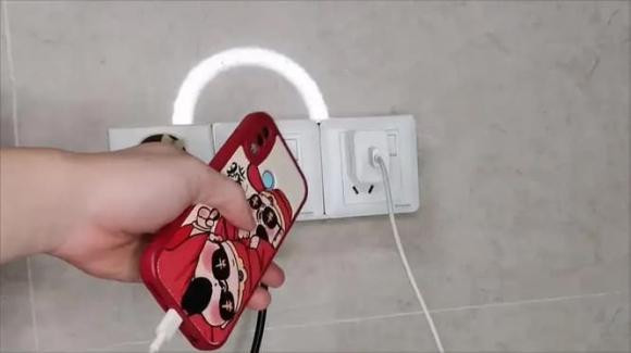 Phương pháp đúng là cắm phích cắm nguồn trước rồi mới cắm điện thoại. Ảnh THPL 