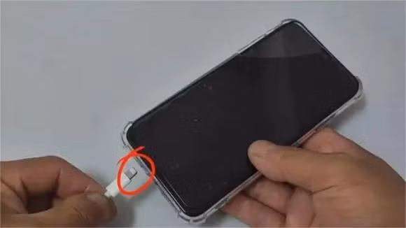  Bởi vì nếu chúng ta cắm điện thoại trước rồi mới cắm nguồn điện, điện sẽ chảy vào pin của điện thoại di động, về lâu dài sẽ gây hư hỏng pin. Ảnh THPL