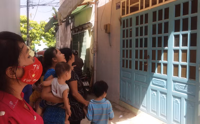 Sau khi tiến hành khám nghiệm hiện trường, thu thập nhiều vật chứng quan trọng liên quan đến vụ án, căn nhà của Tú được khóa kín lại giao cho địa phương và gia đình đối tượng quản lý.