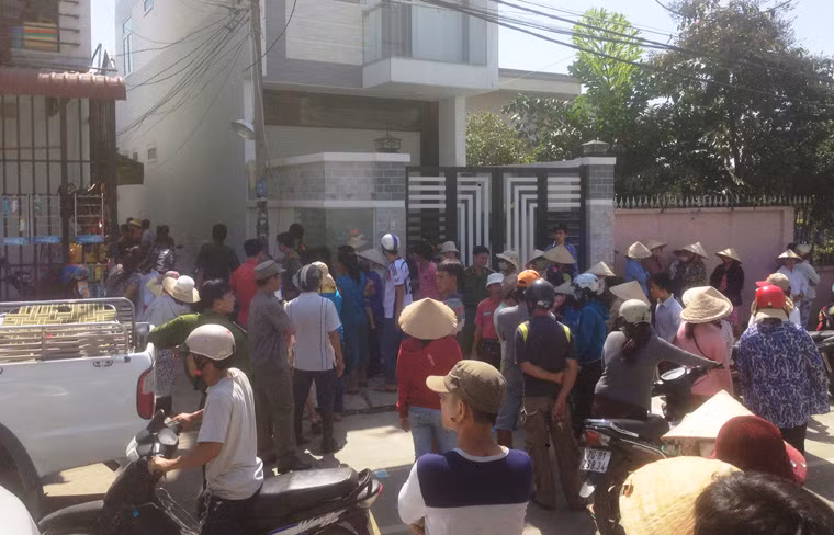 Suốt từ sáng đến tận trưa 14/11, cả tuyến đường 160 và 102, Tăng Nhơn Phú A đông kín người dân theo dõi vụ việc.