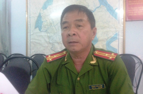 Thượng tá Trịnh Văn Sâm, đội trưởng CSHS công an quận 9, đang kể lại giây phút thuyết phục đối tượng chém bị thương công an và BVDP rồi dùng điện, gas... cố thủ trong nhà dân.