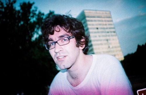 Chân dung nhà báo Mỹ Simon Ostrovsky.