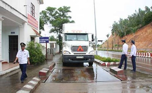 Không hiểu bằng cách nào, chiếc xe chở hàng "siêu trọng, siêu khủng" lại dễ dàng vượt qua các trạm từ Hà Nội về đến địa phận các tỉnh miền Tây như thế? (ảnh minh họa).