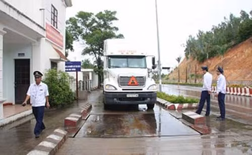 Không hiểu bằng cách nào, chiếc xe chở hàng "siêu trọng, siêu khủng" lại dễ dàng vượt qua các trạm từ Hà Nội về đến địa phận các tỉnh miền Tây như thế? (ảnh minh họa).