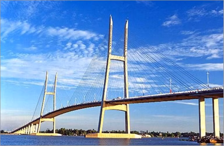 Cầu Mỹ Thuận (nối 2 tỉnh Tiền Giang và Vĩnh Long) dù rất hiện đại nhưng cũng không có khả nặng chịu nổi xe chở hàng trăm tấn.