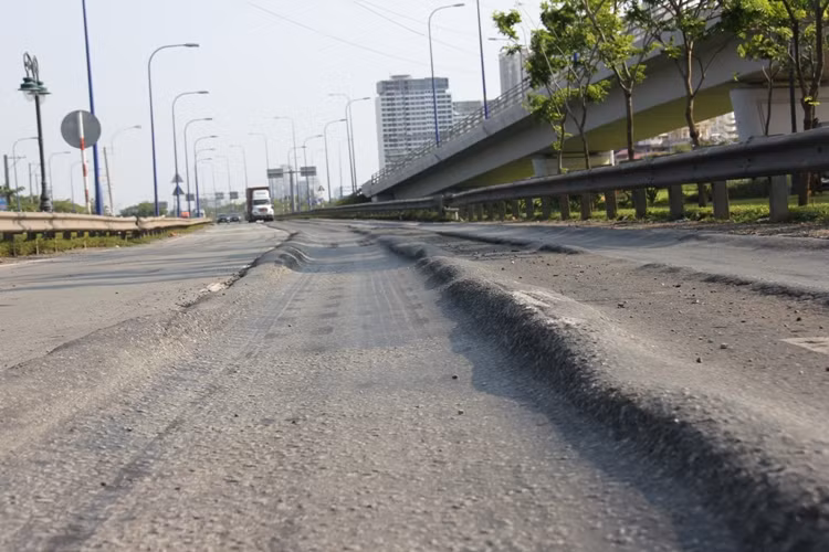 Từ phản ánh của giới tài xế về tình trạng mặt đường Mai Chí Thọ sụt lún nghiêm trọng, phóng viên Kiến Thức đã ghi nhận thực tế...