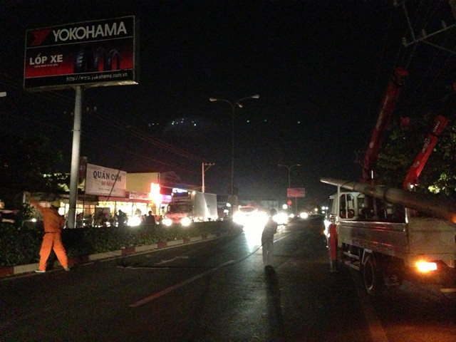 Điện lực Thuận An đã huy động rất đông cán bộ, nhân viên xuống hiện trường xử lý sự cố.