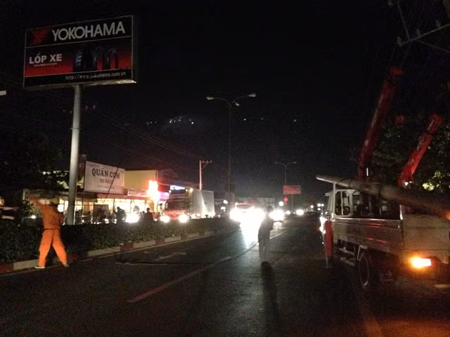 Điện lực Thuận An đã huy động rất đông cán bộ, nhân viên xuống hiện trường xử lý sự cố.