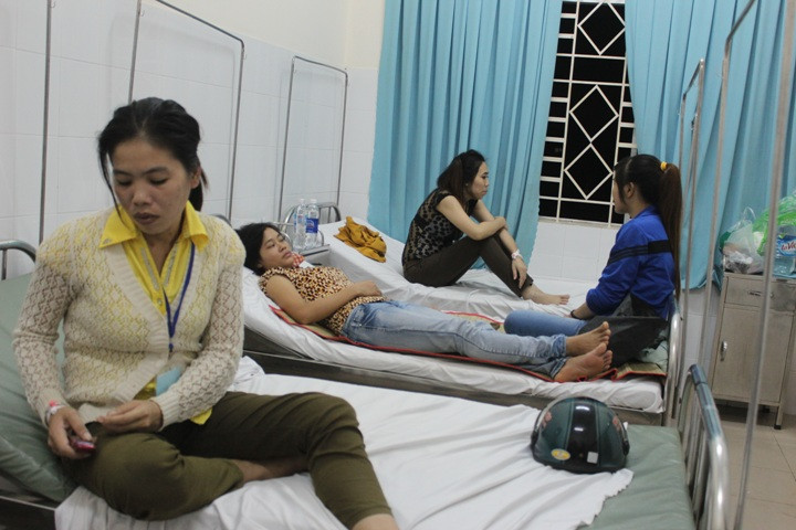 Một số công nhân công ty TNHH KoTop Vina lại bị ngộ độc đang điều trị tại Bệnh viện Đa khoa Long Thành.