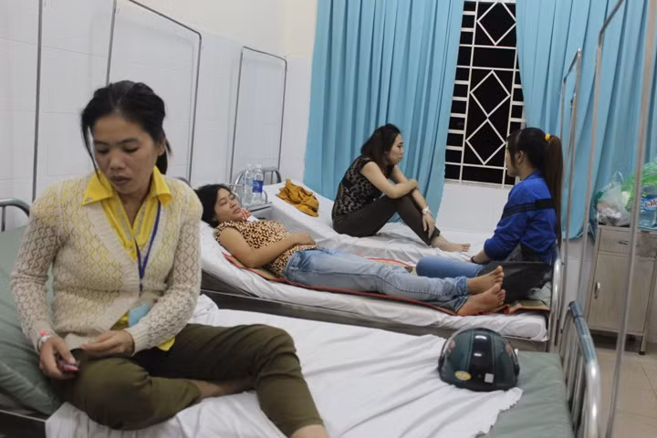 Một số công nhân công ty TNHH KoTop Vina lại bị ngộ độc đang điều trị tại Bệnh viện Đa khoa Long Thành.