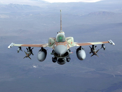 Mẫu F-16 của Israel được trang bị thêm thùng dầu phụ trên thân máy bay.