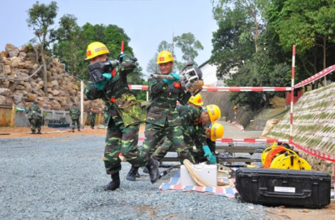 Chiến sĩ công binh Việt Nam trong giai đoạn huấn luyện trong nước trước khi tham gia diễn tập quốc tế.