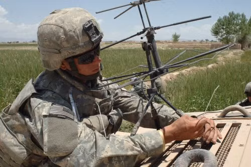 9. Cài đặt và sửa chữa các thiết bị viễn thông: Lương cơ bản khoảng 54.530 USD (1,16 tỷ VNĐ). Các cựu binh từng là kỹ thuật viên cài đặt các thiết bị viễn thông được quân đội đào tạo rất bài bản luôn được các công ty trong lĩnh vực này ưu ái tuyển dụng.