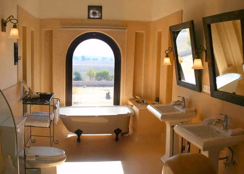 Phòng tắm vô cùng sang trọng ở khách sạn Mihir Garh.