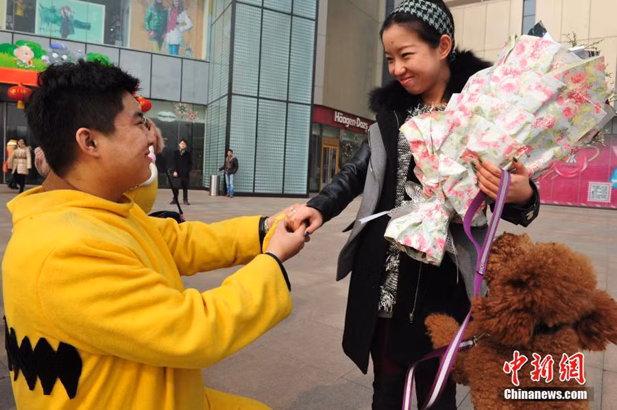 Cô gái Trung Quốc vui vẻ nhận lời cầu hôn lãng mạn đúng dịp Valentine từ người yêu.