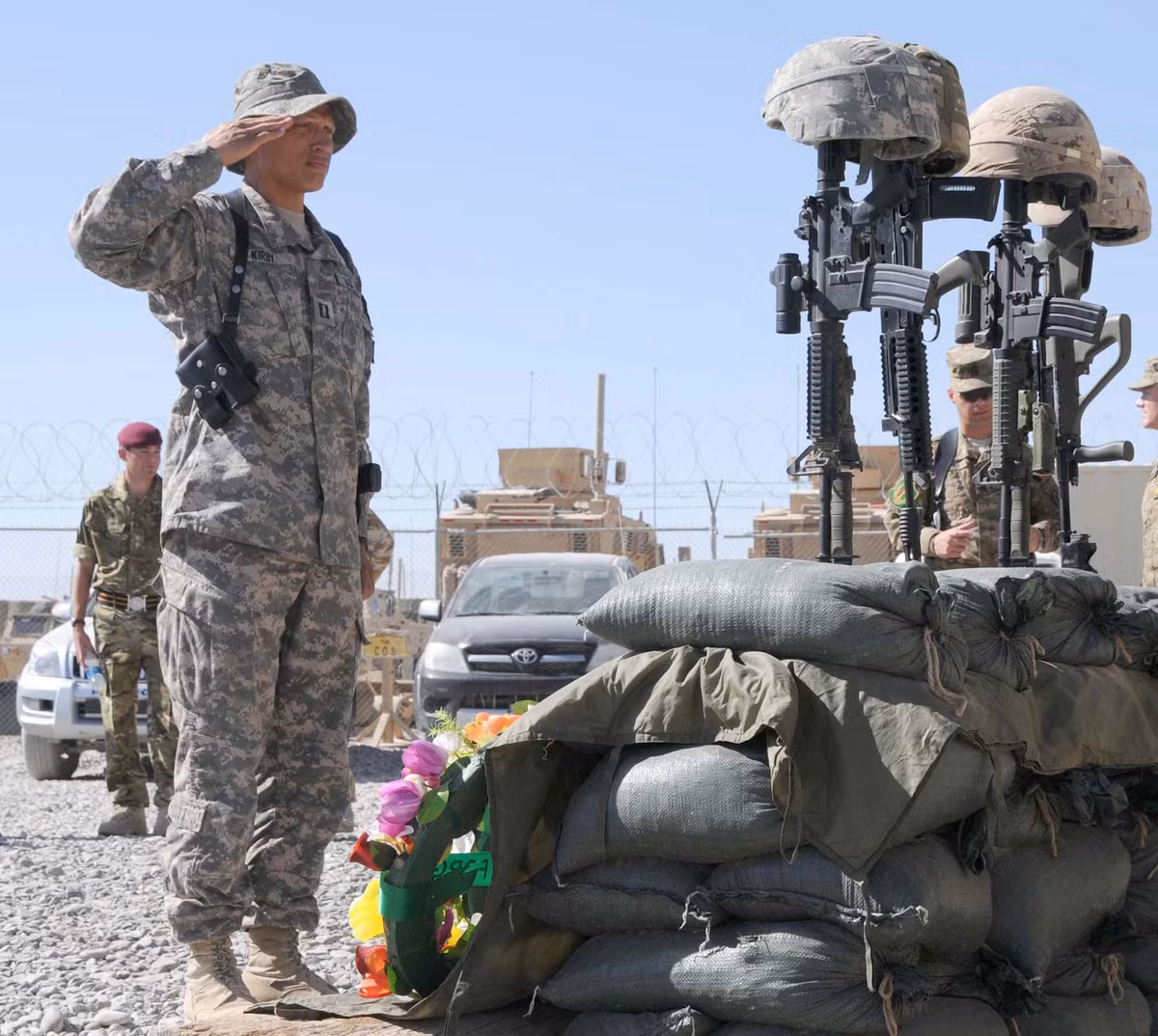 6. Giám đốc sản xuất công nghiệp: Lương cơ bản khoảng 89.910 USD (1,91 tỷ VNĐ). Các công ty sản xuất hàng đầu của Mỹ luôn ưu tiên các cựu chiến binh bởi họ có kỷ luật tốt, cẩn thận, tỉ mỉ và có tinh thần trách nhiệm cao.