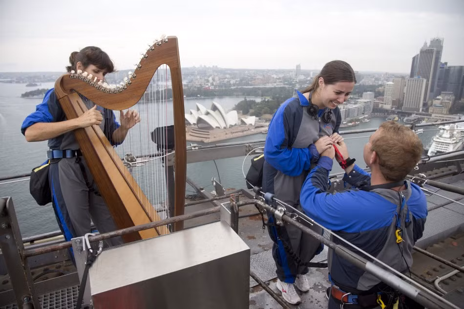 Chàng trai Lucas Farrell (ngoài cùng bên phải) cầu hôn bạn gái trên cầu cảng Sydney trong bản nhạc tình yêu lãng mạn đúng ngày lễ tình nhân Valentine (14/2).