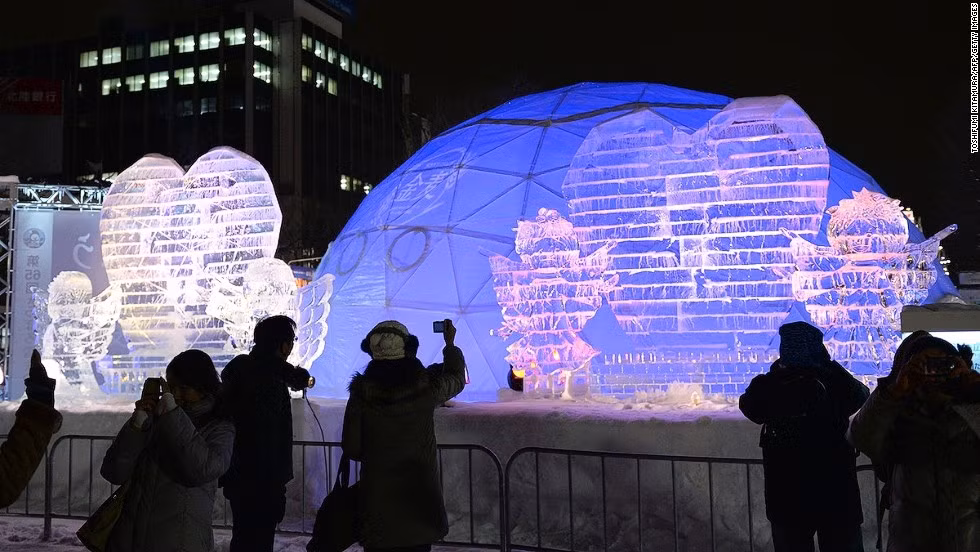 Các tác phẩm điêu khắc từ băng tuyết được thắp sáng rực rỡ, lung linh vào ban đêm.