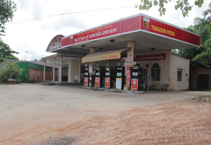 Đại lý xăng dầu Ánh Sáng, nơi xảy ra vụ nổ súng cướp tiền của chủ trạm xăng.