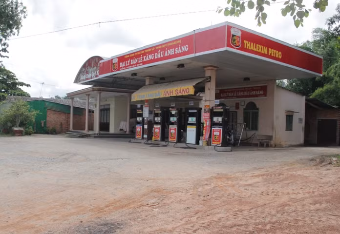 Đại lý xăng dầu Ánh Sáng, nơi xảy ra vụ nổ súng cướp tiền của chủ trạm xăng.