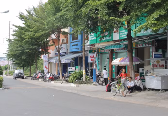 Đoạn đường trong KCN Mỹ Phước 1, nơi tên cướp nổ súng về phía bảo vệ truy đuổi rồi tháo chạy ra QL13.